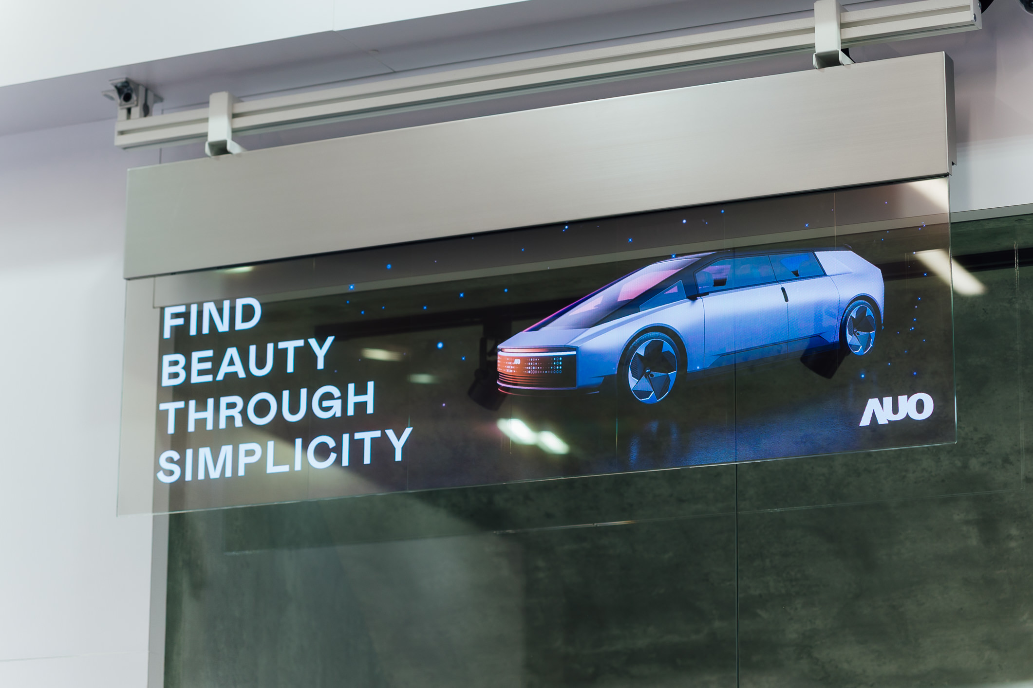 �߂������͸���е�54��͸��Micro LED�ǻۏV���ƣ��ɟo��ƴ�Ӳ�ͬ�ߴ磬�I�����߿Ƽ����c���W�ĳ���ʽ�Շ����m������Ş����չ�ݿ��g�ȶ�Ԫ������